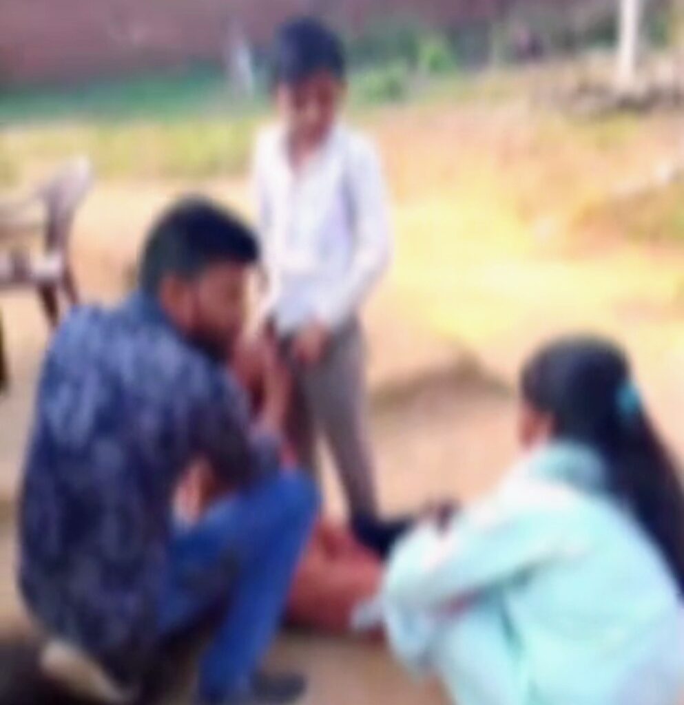 हैवानियत की हदें पार : पति ने पत्नी को सरेराह पीट ,बाल काटे , जबरन पेशाब पिलाया, पुलिस तलाश में जुटी