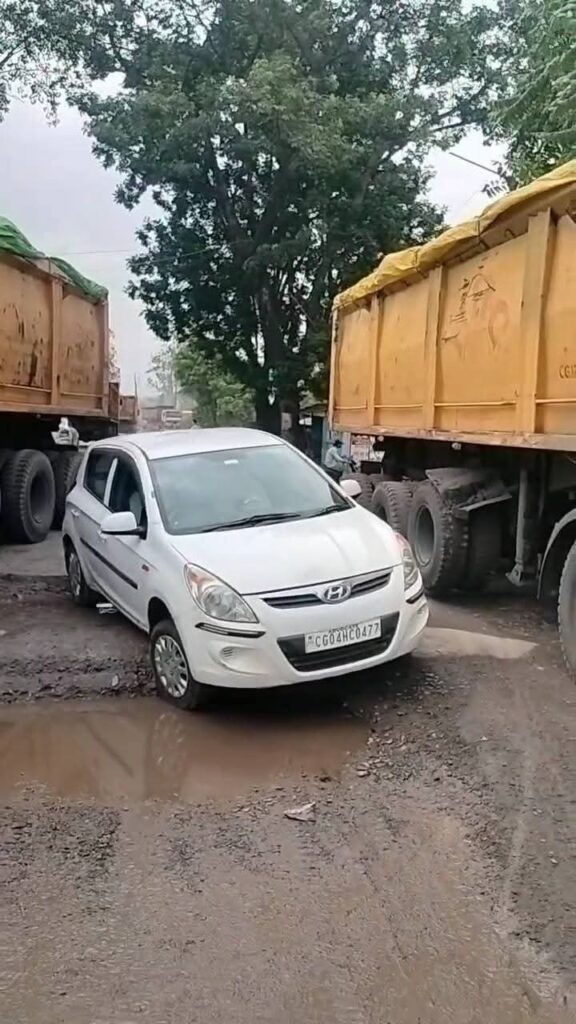 बालको : सड़कों की जर्जर हालत को लेकर वकीलों ने कलेक्टर को सौंपा ज्ञापन; बड़े हादसे का अंदेशा