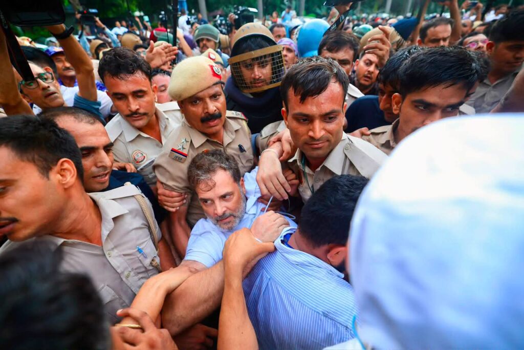 दिल्ली में सियासी भूचाल: राहुल, प्रियंका और अखिलेश हिरासत में; कांग्रेस ने पुलिस पर लगाया दुर्व्यवहार का आरोप