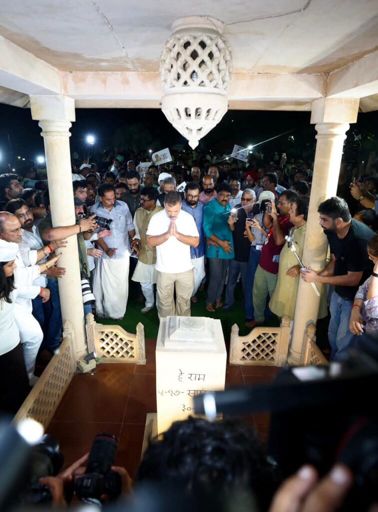 नीट पेपर लीक मामला: राहुल गांधी के नेतृत्व में विपक्षी सांसदों का संसद से राजघाट तक मार्च