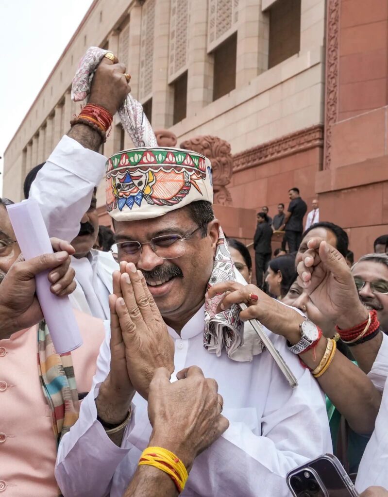 धर्मेंद्र प्रधान जिंदाबाद’: संसद पहुंचते ही पूर्व शिक्षा मंत्री का हुआ भव्य स्वागत, भड़का विपक्ष