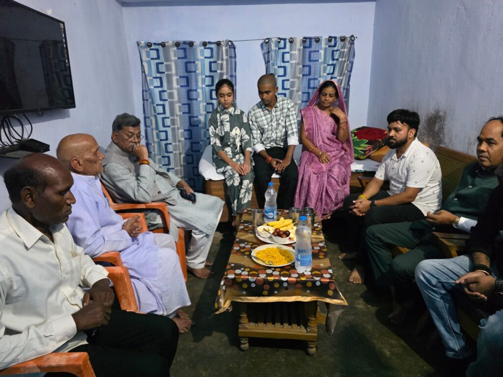 कोरबा : भास्कर महतो के असामयिक निधन पर नेता प्रतिपक्ष डॉ. चरणदास महंत ने जताया शोक, परिजनों को दिया हर संभव सहयोग का आश्वासन
