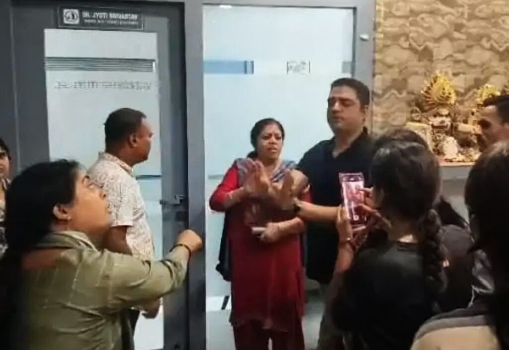 देखिए वीडीओ कोरबा के आयुष्मान अस्पताल में हंगामा :जुड़वा बच्चों में से एक की मौत, परिजनों ने डॉक्टरों पर लगाया घोर लापरवाही का आरोप