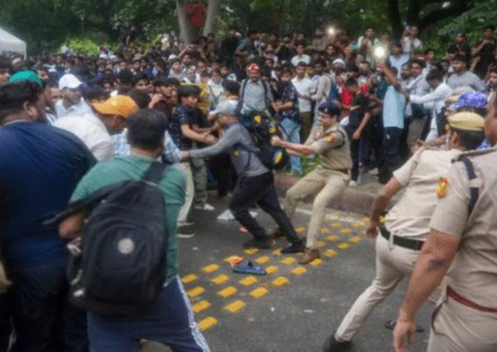 जंतर-मंतर पर संग्राम: संसद कूच कर रहे CJP कार्यकर्ताओं पर पुलिस का लाठीचार्ज, सोनम वांगचुक ने अनशन तोड़ने के लिए रखीं 3 शर्तें