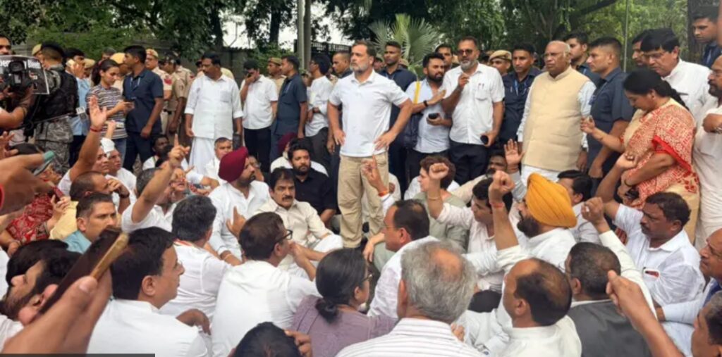 ब्रेकिंग न्यूज…पेपर लीक : पीएम आवास के बाहर राहुल गांधी और कांग्रेस का धरना, पीएम मोदी बोले- दोषियों को मिले सख्त सजा