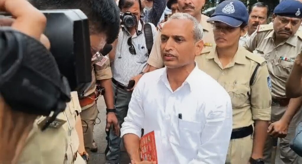 इंदौर : बैरिकेड्स धरे रह गए, मंत्री निवास तक पहुंचे प्रदर्शनकारी दंपत्ति,विजयवर्गीय के बयान से है आहत , पुलिस ने मीडिया के माइक हटाये, बात करने से रोका