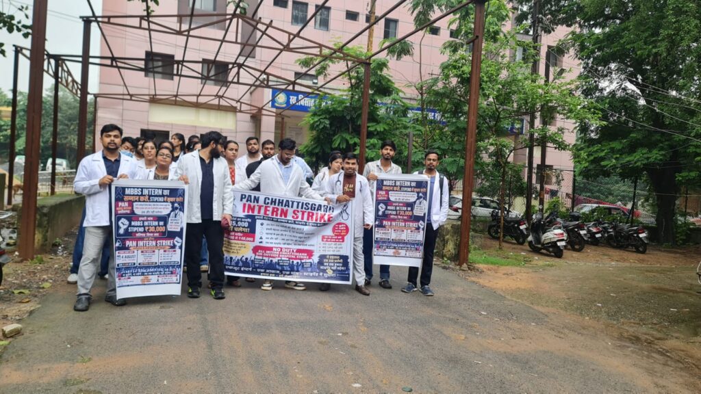 देखें वीडीओ…कोरबा :”16 हजार अपमान, 30 हजार डिमांड”, इंटर्न डॉक्टरों का प्रदर्शन