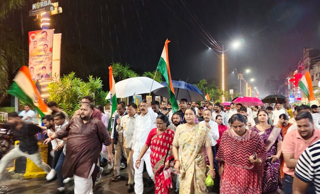 कोरबा : राष्ट्रगीत के कथित अनादर पर भड़की भाजपा, पुलिस बैरिकेडिंग तोड़ कांग्रेस दफ्तर पहुंचे भाजपाइयों ने किया ‘वंदे मातरम्’ का शंखनाद