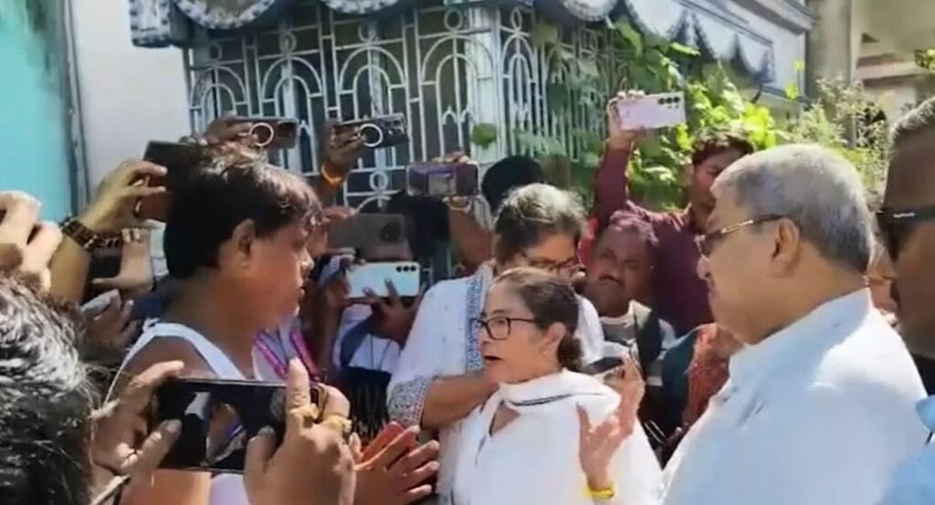 ब्रेकिंग न्यूज : गुस्साई भीड़ ने पूर्व मुख्यमंत्री की गाड़ी घेरी; कीचड़, जूते-चप्पल और पानी की बोतलें फेंकी; लगे ‘चोर-डकैत’ के नारे