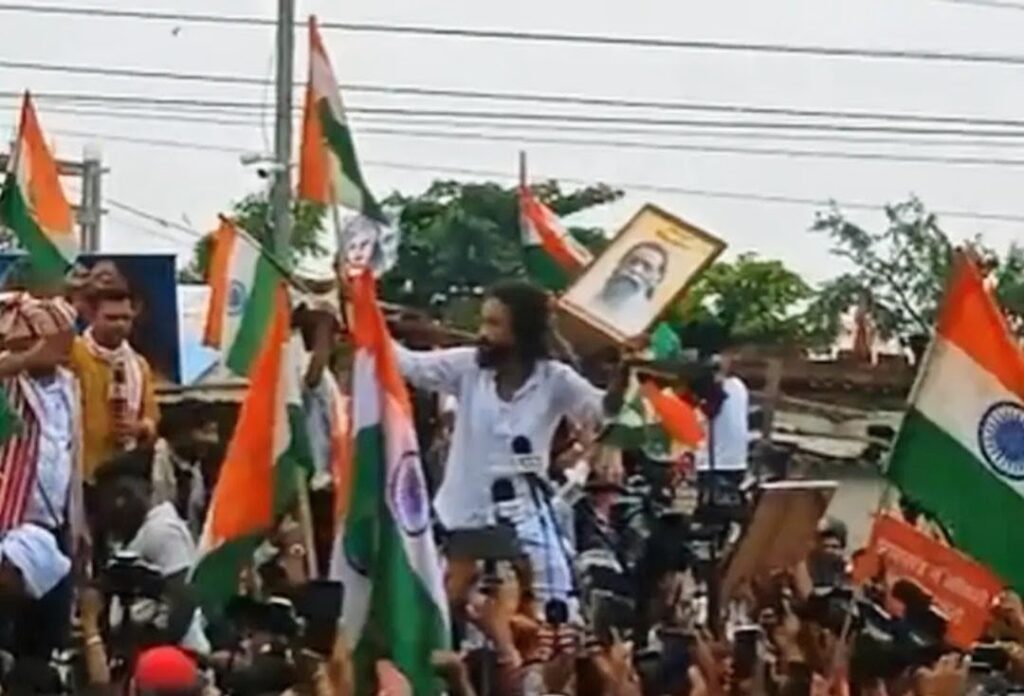 ब्रेकिंग न्यूज : छात्रों ने विधानसभा रोड कब्जाया, भूख हड़ताली देवेंद्रनाथ भी शामिल,आज ही सीएम का जन्मदिन भी