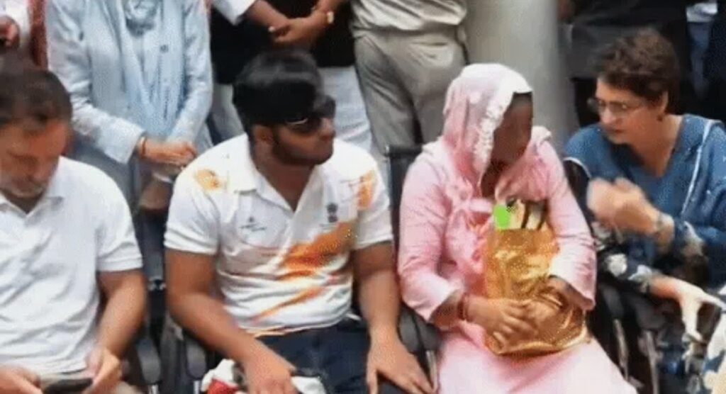 दिल्ली में बवाल : थाने के बाहर 5 घंटे से धरने पर राहुल गांधी, कहा- ‘ जब तक पैलेट गन पीड़ित का केस दर्ज नहीं होगा, यहीं रहेंगे’,केंद्रीय मंत्री नड्डा और बीजेपी महासचिव स्मृति ने आड़े हाथों लिया