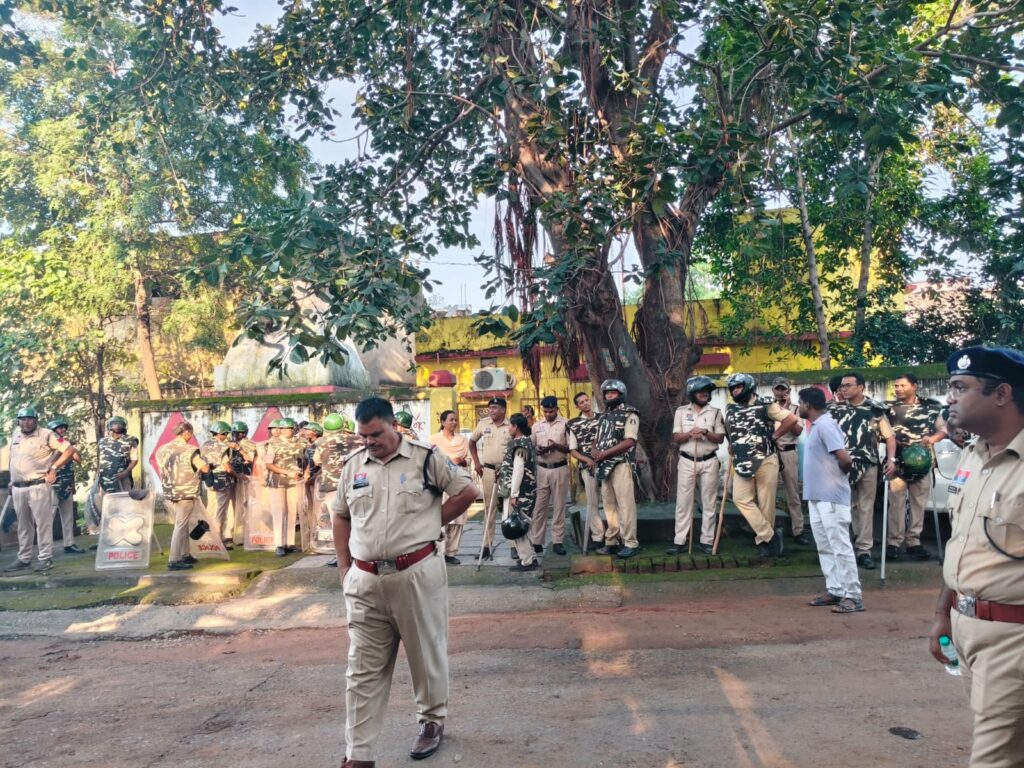 देखें वीडीओ…कोरबा:उत्सव की खुमारी तोड़ी बुलडोजर की दमनकारी गड़गड़ाहट ने: अस्पताल, पटवारी कार्यालय व हॉस्टल जमींदोज; जनआक्रोश चरम पर