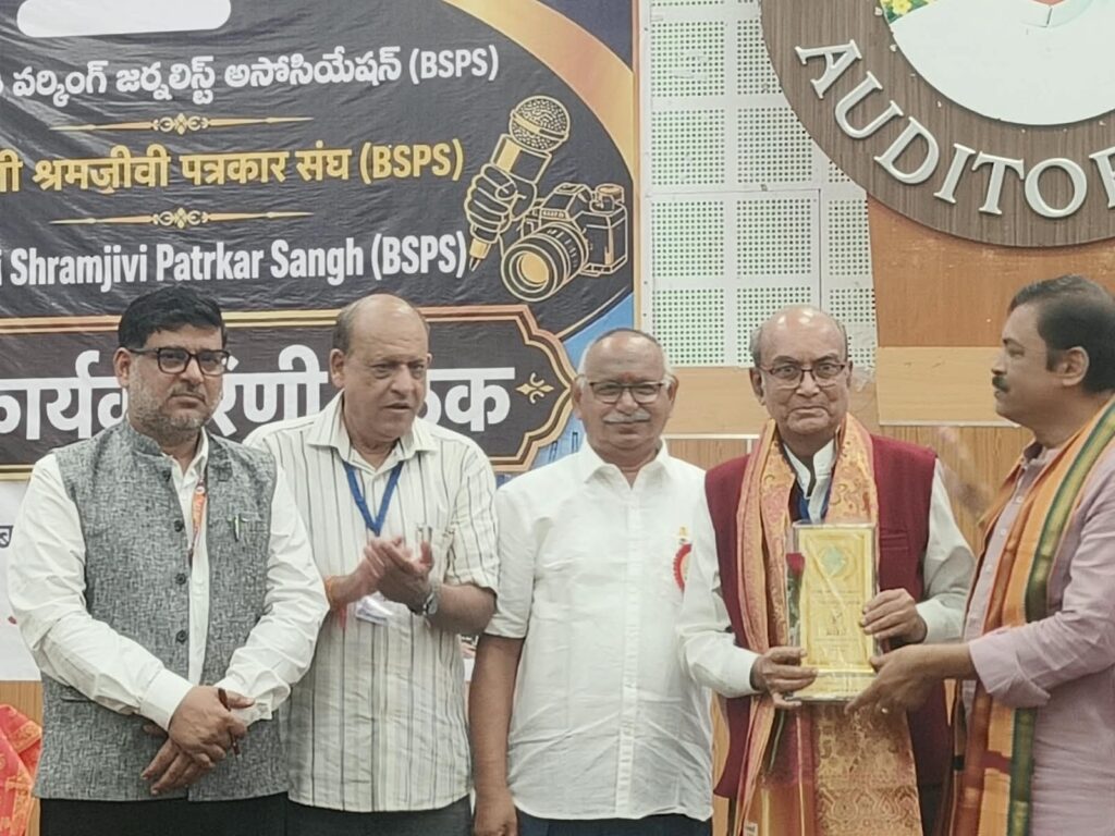 सम्मान : वरिष्ठ पत्रकार आसिफ इकबाल को ‘लाइफ टाइम अचीवमेंट अवॉर्ड’ से नवाजा गया