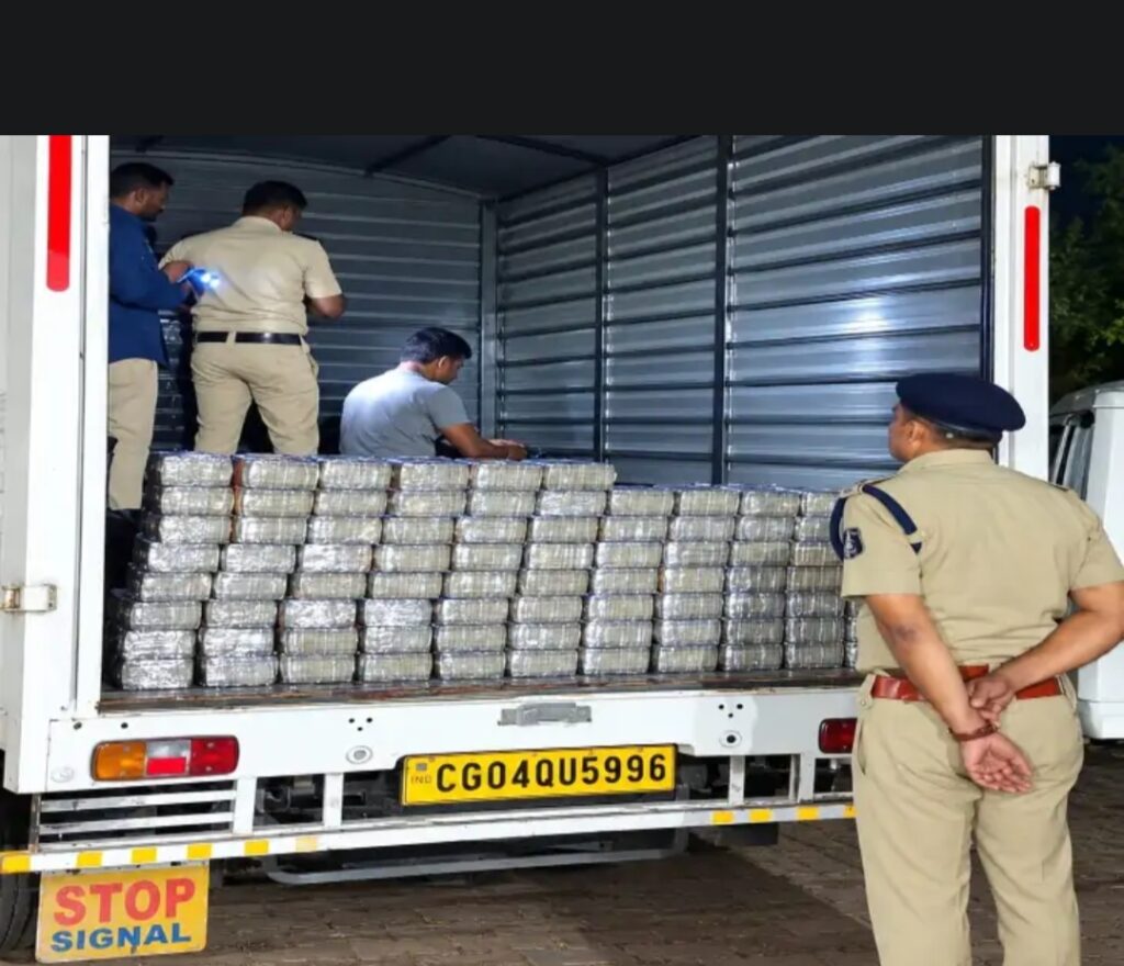 छत्तीसगढ़ : पिकअप के सीक्रेट चैंबर से 4 करोड़ कैश बरामद: सवाल ये कि क्या रायपुर से नागपुर बन रहा काले धन का ट्रांजिट रूट ?